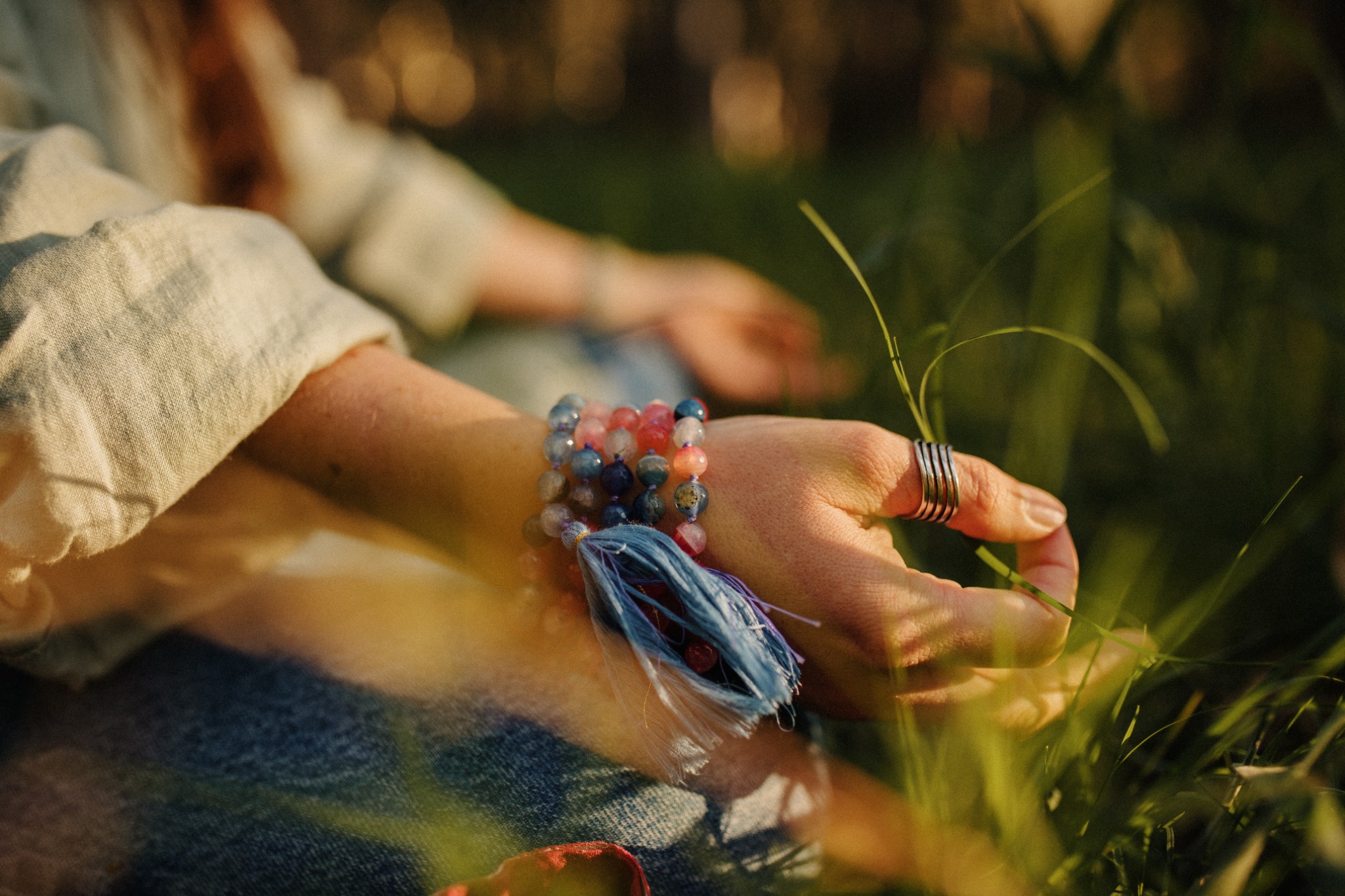 Manos descansando sobre las piernas durante una meditación en la naturaleza